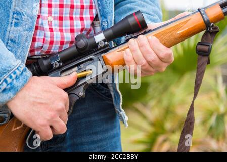 Texas Cowboy, munitions chargement de fusil de chasse, Close up Banque D'Images