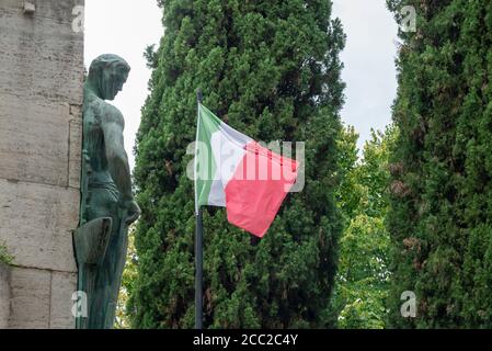 terni, italie août 16 2020:drapeau de l'italie en face de la guerre mémorial Banque D'Images