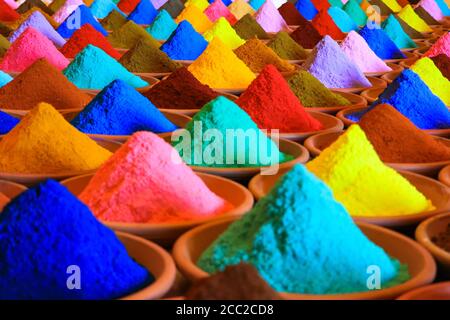 Sélection d'épices diverses. Colorants en poudre multicolores Banque D'Images