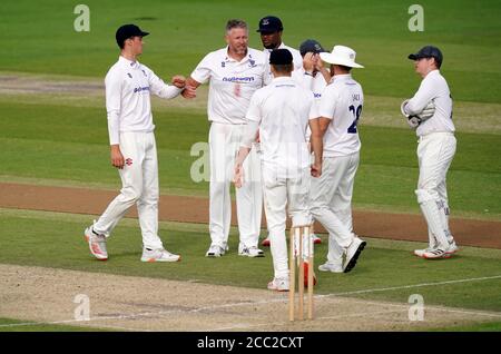 Mitchell Claydon de Sussex (deuxième à gauche) célèbre avec ses coéquipiers après avoir rejeté Simon Harmer d'Essex avec un BNB pendant la troisième journée du match du Trophée Bob Willis au 1er Central County Ground, Hove. Banque D'Images