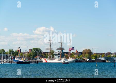 DAS Segelschulschiff 'Eagle' der US Coastguard ist zu Besuch in Kiel an der Tirpitz-Mole im Scheerhafen. Die 'Eagle' 1936 en Allemagne als 'Horst We Banque D'Images