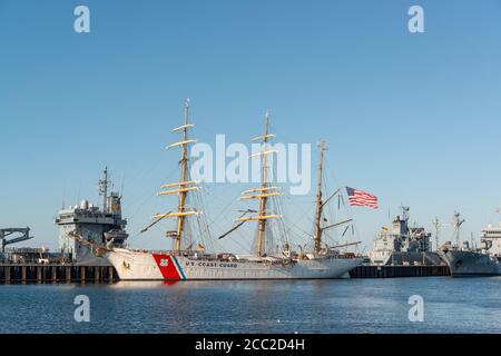 DAS Segelschulschiff 'Eagle' der US Coastguard ist zu Besuch in Kiel an der Tirpitz-Mole im Scheerhafen. Die 'Eagle' 1936 en Allemagne als 'Horst We Banque D'Images