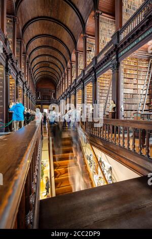 Vue sur l'intérieur de la bibliothèque Trinity College, Dublin, Irlande, Europe. Banque D'Images