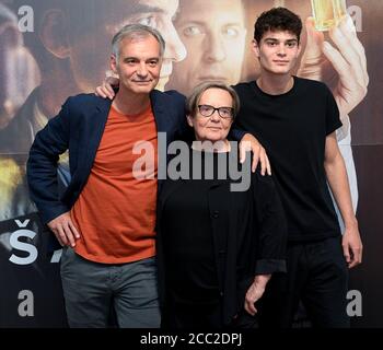 Prague, République tchèque. 17 août 2020. Le réalisateur polonais Agnieszka Holland, centre, et les acteurs tchèques Ivan Trojan, à gauche, et Josef Trojan, à droite, posent aux photographes lors de la conférence de presse après la projection du dernier film d'Agnieszka Holland Charlatan à Prague, République tchèque, le 17 août 2020. Crédit : Ondrej Deml/CTK photo/Alay Live News Banque D'Images