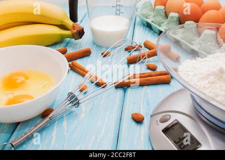 œufs et farine, produits pour la cuisson de gâteaux. Banque D'Images