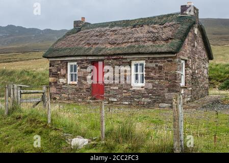 Ile d'Achill, Irlande - 31 juillet 2020 : un petit cottage traditionnel irlandais au toit de chaume. Banque D'Images