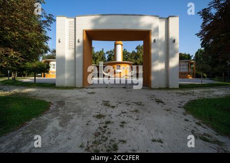 Colonia Farinacci, Cremona, Italie; 1936, par Carlo Gaudenzi, exemple typique de l'architecture moderniste / futuriste italienne de la période fasciste Banque D'Images