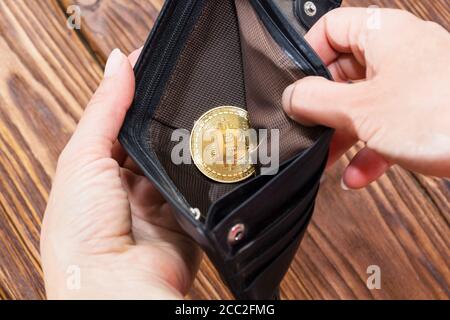 Pièces en or Bitcoin avec portefeuille, gros plan. Concept de crypto-monnaie virtuelle. Banque D'Images