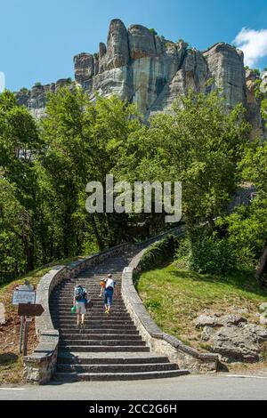 Le début du chemin pour monter au sommet de la Pietra di Bismantova (Pierre de Bismantova). Castelnovo ne Monti, province de Reggio Emilia, Emilia-Romagn Banque D'Images