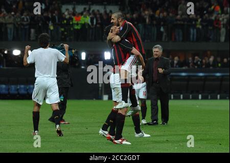 Milan Italie , 02 mai 2007, Stade 'SAN SIRO', UEFA Champions League 2006/2007, AC Milan - FC Manchester United: Les joueurs de Milan célèbrent la victoire à la fin du match Banque D'Images