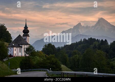 Eglise de pèlerinage Maria Gern en face du Mont Watzmann au coucher du soleil à Berchtesgaden, Bavière Banque D'Images
