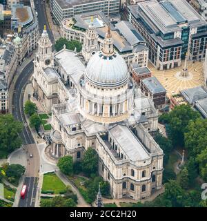 Vue aérienne de la place sur la cathédrale Saint-Paul à Ludgate Hill, Londres. Banque D'Images