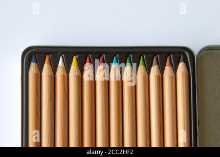 Magnifique ensemble de crayons colorés empilés dans une rangée Banque D'Images