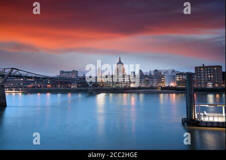 Vue sur la Tamise au crépuscule vers la cathédrale Saint-Paul de Londres, Royaume-Uni. Banque D'Images