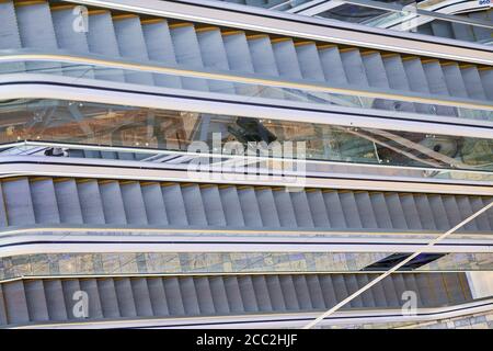 Escaliers mécaniques modernes dans le centre commercial. Vide escaliers roulants escaliers de haut en bas dans le bâtiment de bureau, le centre commercial ou la station de métro. Banque D'Images