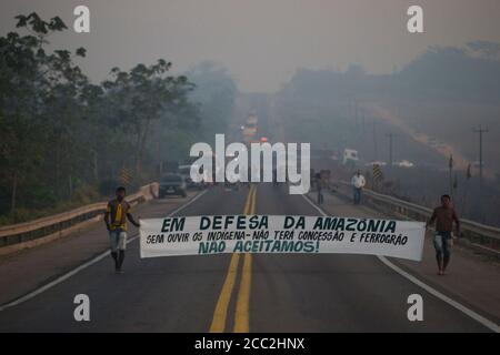 17 août 2020, Brésil, Novo Progresso: Des membres des populations autochtones de Kayapó bloquent l'autoroute BR-163 et empêchent les véhicules de traverser. Ils sont en possession d'une bannière disant « se reporter à l'Amazon ». Sans écouter les peuples autochtones, il n'y aura pas de concessions et pas de ferrogrão'. Ils manifestent contre les mauvais soins de santé dans la lutte contre le virus corona dans les établissements autochtones. Mais les protestations sont également dirigées, entre autres, contre l'absence de mise à jour d'un plan environnemental de base et la réticence du gouvernement à parler des procédures de concession Banque D'Images