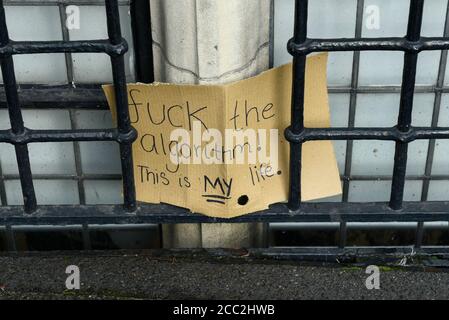 Londres, Royaume-Uni. 17 août 2020. Un signe restant d'une manifestation de niveau A a près du bâtiment du ministère de l'éducation à Westminster. Le gouvernement britannique vient d'annoncer que les étudiants DE niveau A et de GCSE en Angleterre recevront des notes par leurs enseignants, après avoir été déracinés après que 40 % des résultats DE NIVEAU A aient été déclassés en raison d'un algorithme controversé. Credit: Stephen Chung / Alamy Live News Banque D'Images