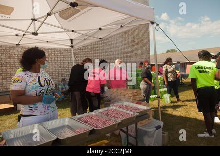 Cedar Rapids, Iowa, États-Unis. 16 août 2020. 16 août 2020 : des volontaires de Iowa Premium à Tama, Iowa, servent des repas chauds pour les résidents des appartements Cedar Terrace. Cedar Terrace Apartments, une communauté de nombreux réfugiés dans leur propre pays, a été dévastée lors de la tempête qui a frappé la région le lundi 10 août. De nombreux bâtiments sont condamnés, de sorte que les résidents dorment dehors dans des tentes. Après que les nouvelles locales aient été mises en évidence, des dons arrivent et le service des incendies tente de mettre autant de personnes qu'elles le peuvent dans des abris. Malheureusement, beaucoup d'entre eux refusent de laisser leurs biens à la demande Banque D'Images