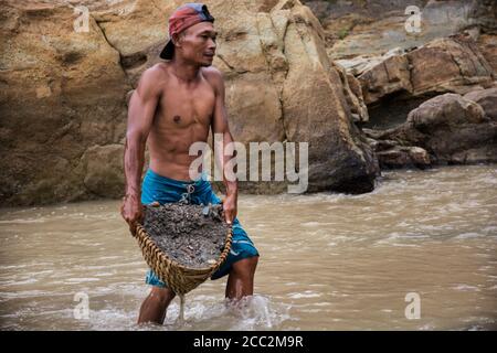 Mineurs de sable illégaux, Java, Indonésie Banque D'Images