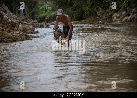 Mineurs de sable illégaux, Java, Indonésie Banque D'Images