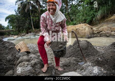 Mineurs de sable illégaux, Java, Indonésie Banque D'Images