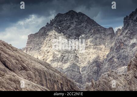 Ciel spectaculaire sur un scénario rocheux dans la région de Cima dei Perti, Dolomites, Italie Banque D'Images