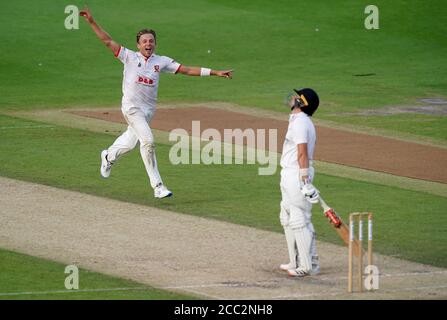 Aaron Beard, d'Essex (à gauche), célèbre la prise du cricket de Harry Finch, à Sussex, au cours du troisième jour du match du Trophée Bob Willis au 1er Central County Ground, Hove. Banque D'Images