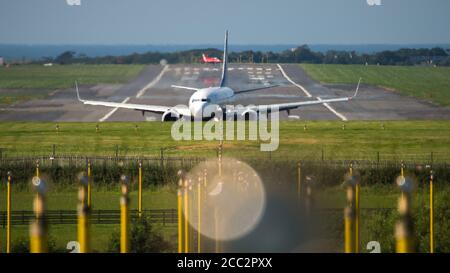 Prestwick, Écosse, Royaume-Uni. 15 août 2020 en photo : l'avion Red Arrow de secours a vu partir de Prestwick 20 minutes derrière le reste de l'escadron. À l'occasion du 75e anniversaire du jour de la VJ (victoire du jour du Japon) célébrant la fin de la Seconde Guerre mondiale, l'équipe d'exposition aérienne de la Royal Airforce (RAF) Red Arrows part de l'aéroport international de Prestwick, en route vers Belfast pour la prochaine étape de leur prochain flycast, En fin de compte se terminant à Londres plus tard ce soir pour un flipper. Crédit : Colin Fisher/Alay Live News. Banque D'Images