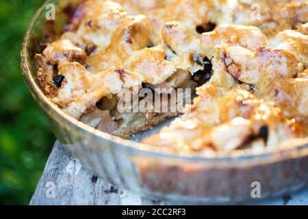 Gâteau aux pommes avec raisins secs Banque D'Images