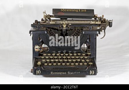 Une machine à écrire Remington Standard #10 de 1920, construite entre 1908 et 1920, sur fond blanc. Banque D'Images