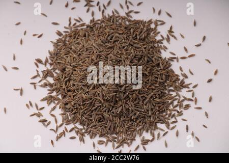 Tas de graines de cumin isolé sur fond blanc Banque D'Images