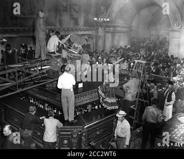 TILLY LOSCH sur le plateau Candid avec Movie Crew tournage DUEL AU SOLEIL 1946 réalisateurs ROI VIDER OTTO BROWER WILLIAM DIETERLE SIDNEY FRANKLIN WILLIAM CAMERON MENZIES DAVID O. SELZNICK et JOSEF von STERNBERG roman Niven Busch scénario David O. Selznick costume conception Walter Plunkett Selznick International Pictures / Vanguard films / Selznick Organisation de libération Banque D'Images