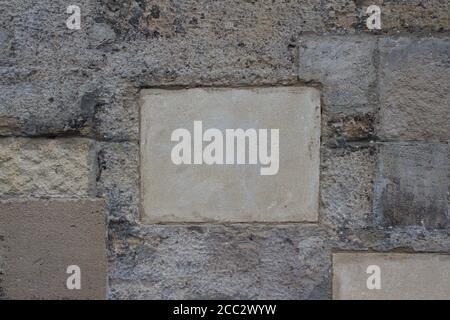Mur gris fait de blocs de pierre comme arrière-plan abstrait brutal et créatif avec l'espace de copie pour votre texte. Texture de pierre réelle. Mise au point sélective Banque D'Images