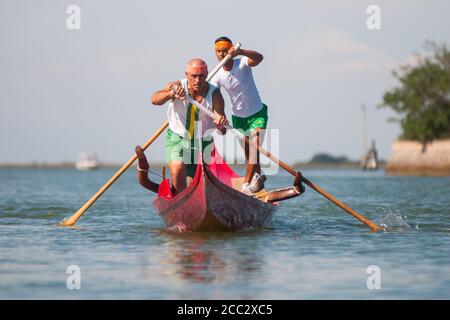 VENISE, ITALIE - 18 JUILLET 2017 : deux rameurs sont à la rangée avec leur bateau en bois dans la lagune vénitienne Banque D'Images