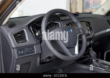 Russie, Izhevsk - 14 août 2020 : salle d'exposition Geely. Intérieur de la nouvelle voiture Geely Emgrand X7 moderne. Constructeur automobile de Chine. Banque D'Images