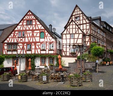 ZELTINGEN, ALLEMAGNE - 17 JUIN 2020 : place du marché du village de Moselle Zeltingen avec de vieilles maisons en demi-bois le 17 juin 2020 en Allemagne Banque D'Images