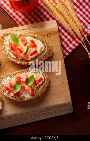 entrée, pique-nique, tomates cerises, jamon, personne, légumes, alimentation, table, coupe, planche, crostini, traditionnel, basilic, rôti, méditerranéen, italia Banque D'Images