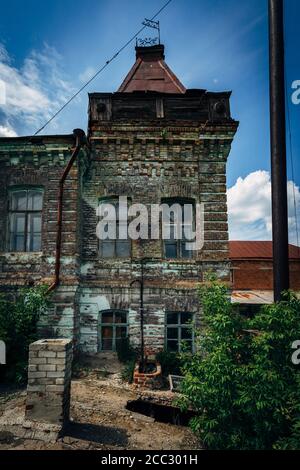 Ancien manoir abandonné dans le village de Stayevo, région de Tambov Banque D'Images