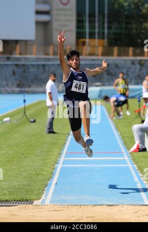 ISTANBUL, TURQUIE - 07 AOÛT 2020 : triple saut d'athlète indéfini lors des compétitions de seuil olympique de la Fédération sportive turque Banque D'Images