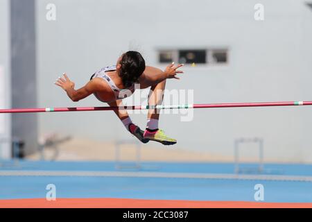 ISTANBUL, TURQUIE - 07 AOÛT 2020 : saut en hauteur d'athlète indéfini lors des compétitions de seuil olympique de la Fédération sportive turque Banque D'Images