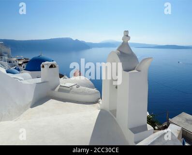 Une vue unique sur les bâtiments blanchis à la chaux et le port de Santorini, Grèce Banque D'Images