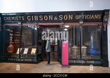 Londres, Angleterre. 17 août 2020. La pharmacie de M. Gibson dans la galerie de médecine et de traitements avant la réouverture du Musée des sciences. Après cinq mois de fermeture en raison de la pandémie du coronavirus, le Musée des sciences rouvrira ses portes au public le mercredi 19 août 2020. (Photo de Sam Mellish / Alamy Live News) Banque D'Images