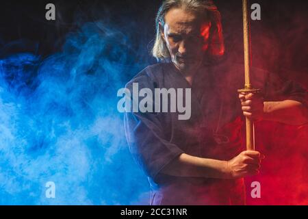 portrait du combattant kendo caucasien avec bokuto, shinai d'épée de bambou. art martial japonais traditionnel de combat d'épée Banque D'Images