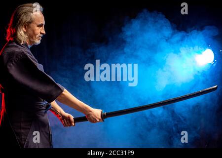 chasseur de kendo mâle caucasien avec épée de bambou shinai . art martial japonais traditionnel comme hobby. samouraï Banque D'Images