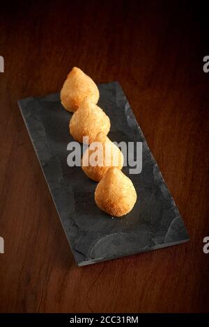 coxinha cuisine brésilienne traditionnelle frite au poulet - pierre de fond plat Banque D'Images