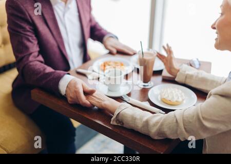couple mature appréciant la date. gros plan rogné photo.femme donnant des conseils à un homme