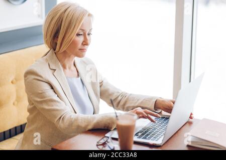 chef d'entreprise ayant une conversation avec des partenaires étrangers. gros plan vue de côté photo. concept de technologie. Banque D'Images