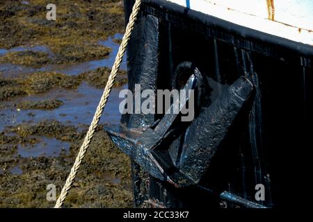 Ancienne ancre de bateau de pêche dans un port d'Écosse Banque D'Images