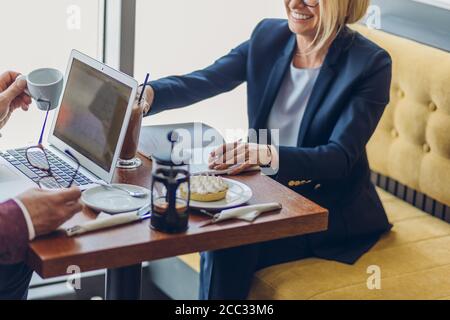 vieux couple ayant une date. gros plan rogné photo. de vieux amis ont rencontré après de nombreuses années. amitié concept Banque D'Images