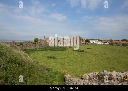 Village et ruines du Prieuré de Lindisfarne, Île Sainte, Northumberland, Royaume-Uni. Banque D'Images